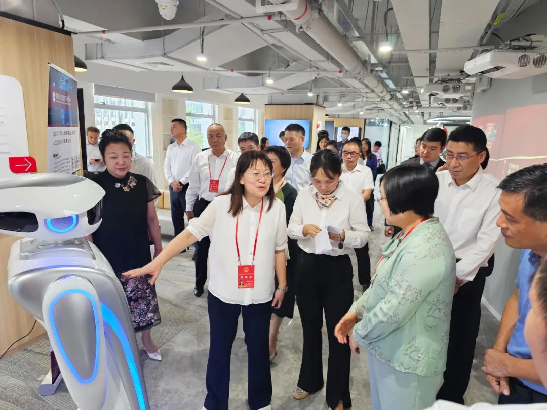 必发888登录入口智能服务机器人现身福田区商圈党群服务中心